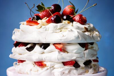 amaretto meringue cake with strawberries cherries cb63db6 scaled RecetasPopulares.com 7