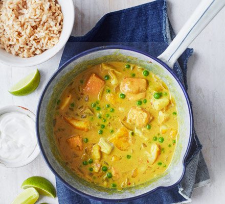 Curry de pescado al coco en una olla