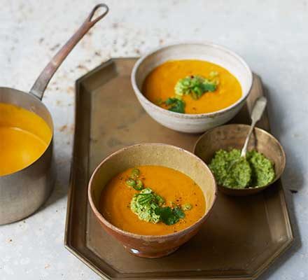 Sopa de zanahoria al curry con salsa de anacardos y cilantro