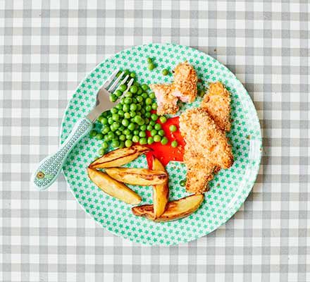Receta para niños pequeños: palitos de salmón con chips gruesos