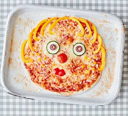 Receta para niños pequeños: pizza casera con caras de vegetales