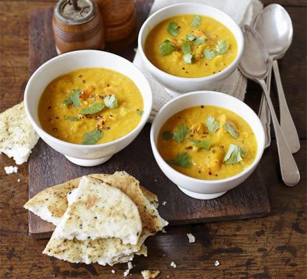 Sopa de calabaza al curry, lentejas y coco