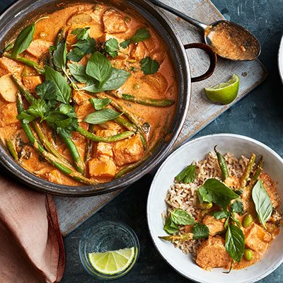 Curry rojo tailandés con pepino encurtido rápido