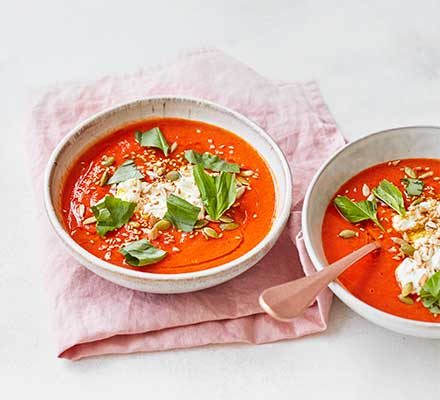 Sopa de pimiento rojo asado y tomate con ricota