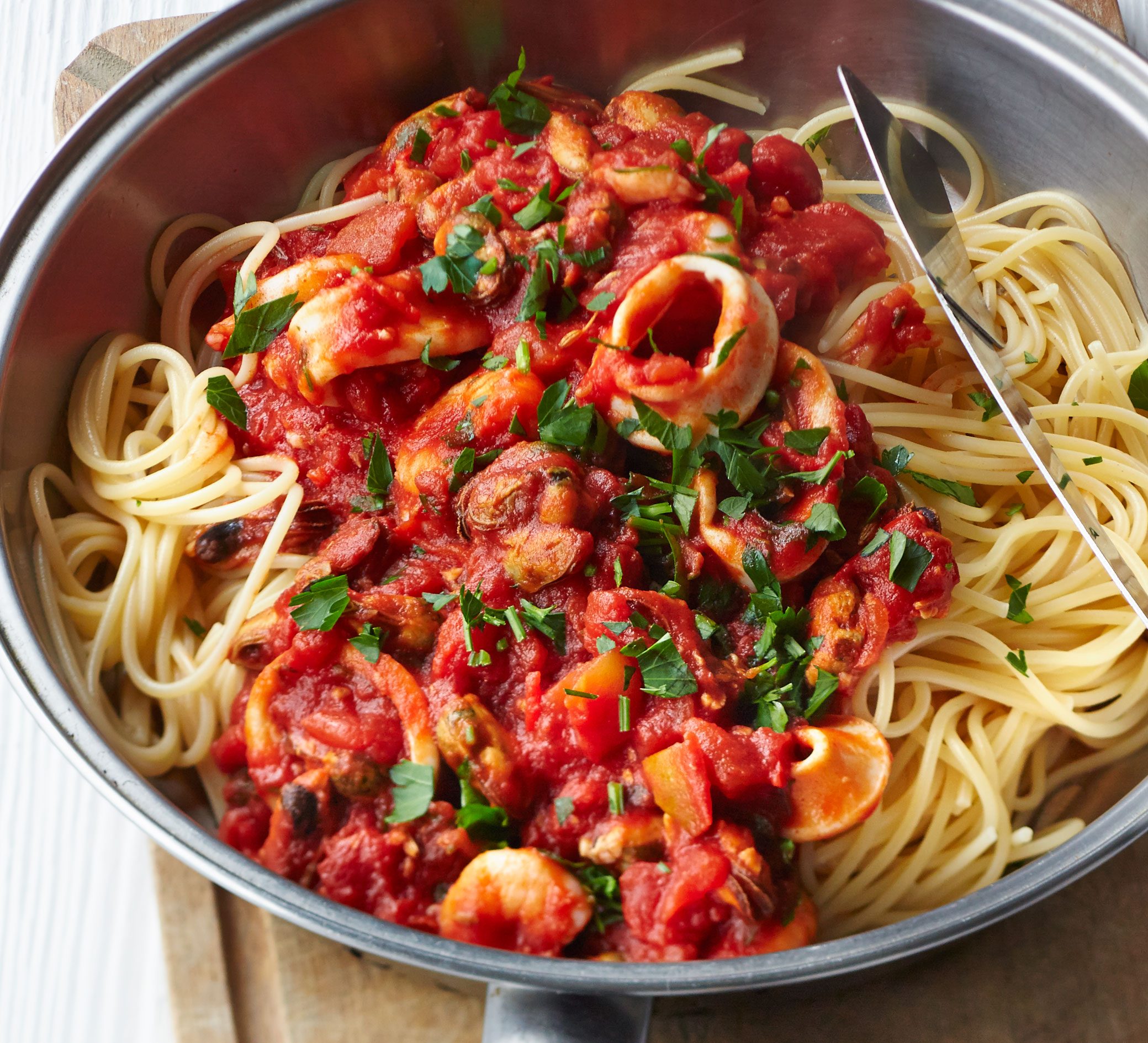 Espaguetis con tomate ahumado y salsa de marisco