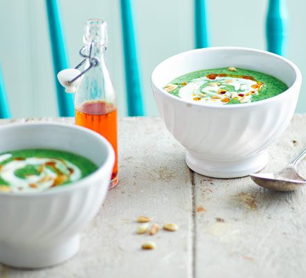 Sopa supergreen con yogur y piñones